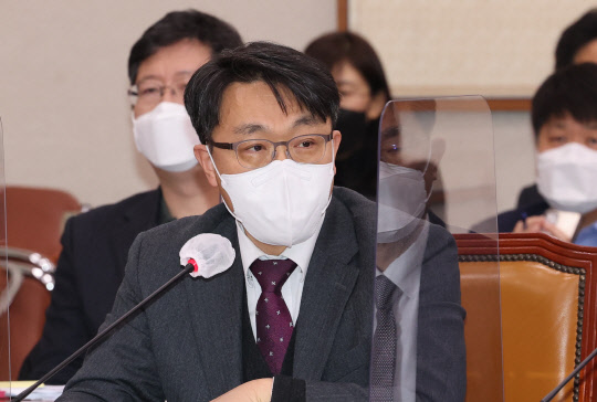 김진욱 공수처장이 27일 오후 서울 여의도 국회에서 열린 법제사법위원회 전체회의에서 의원 질의에 답변하고 있다.   연합뉴스